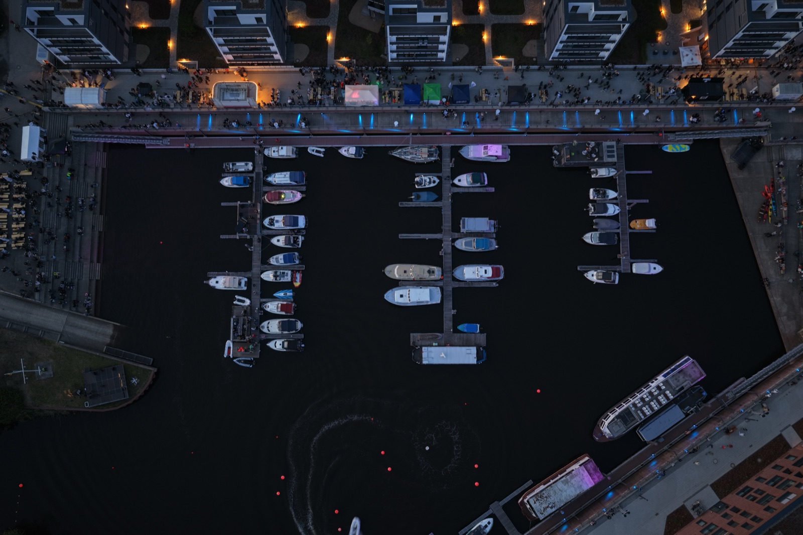 Senkrechtflug über dem Celler Hafen
